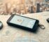 Thiết bị định vị GPS xe ô tô được đặt trên bản đồ chi tiết, hiển thị trên ứng dụng theo dõi thông minh, tượng trưng cho giải pháp định vị GPS hiện đại và an toàn cho xe hơi.