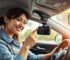 Tài xế taxi kiểm tra camera hành trình taxi có chất lượng cao trên kính chắn gió — thiết bị bảo vệ tài sản và giải quyết tranh chấp giao thông