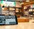 Hình ảnh camera mini giám sát giá rẻ lắp tại quầy hàng cửa shop, kết hợp hiển thị dữ liệu bán hàng trên điện thoại và tablet, minh hoạ cho giải pháp quản lý cửa hàng toàn diện.