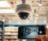 Camera wifi 4G sim 360 độ được lắp đặt trong cửa hàng bán lẻ hiện đại, hiển thị giao diện giám sát trực tiếp trên điện thoại thông minh