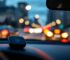 Thiết bị định vị GPS bí mật xe ô tô mini màu đen đặt trên taplo xe hơi, ảnh chuyên nghiệp minh hoạ cho loại định vị GPS nhỏ gọn