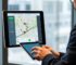 Quản lý fleet đang giám sát vị trí xe ô tô bằng hệ thống định vị GPS công khai trên nền tảng phần mềm quản lý hiện đại