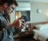 Hình ảnh người sử dụng máy dò camera ẩn Doscom D1 để kiểm tra phòng khách sạn, bảo vệ quyền riêng tư khỏi thiết bị theo dõi trái phép.