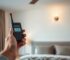 Người sử dụng máy dò camera ẩn Doscom D1 để quét phòng ngủ, kiểm tra các góc nghi ngờ như cốc nước, đèn bàn